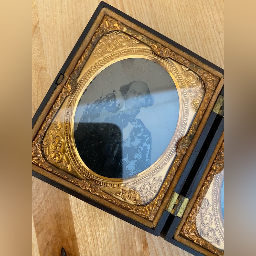 Antique Double Daguerrotype - Picture 9 of 11
